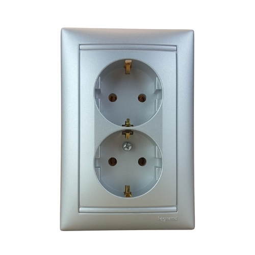 Блистер Valena Двоен контакт шуко 2Р+Е 10AX 250V Алуминий - Legrand Valena 692462